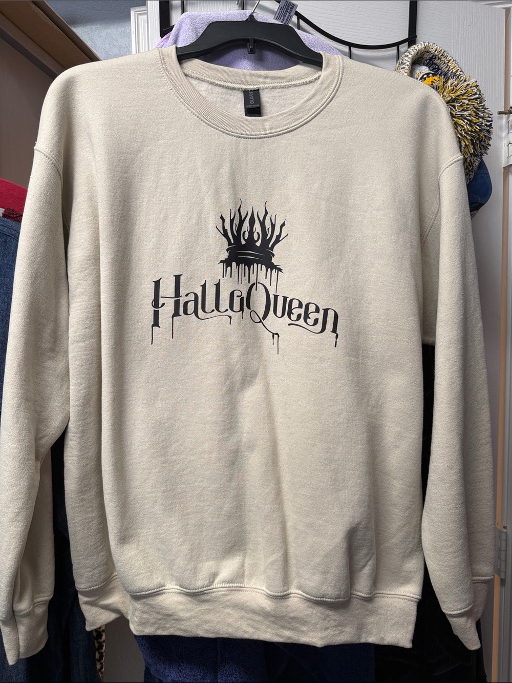 Gildan Cream HalloQueen Graphic Crewneck Sweatshirt Size L